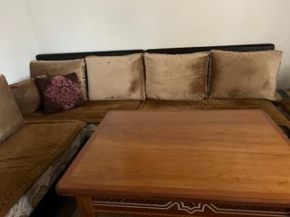 Sofá seccional y mesa de centro