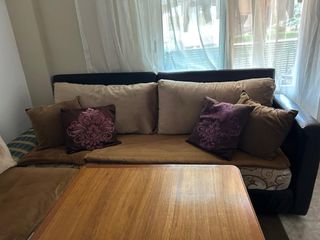 Sofá seccional y mesa de centro