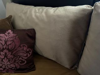 Sofá seccional y mesa de centro