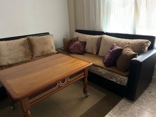 Sofá seccional y mesa de centro