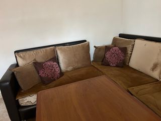 Sofá seccional y mesa de centro