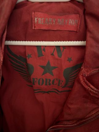 Cazadora de cuero roja