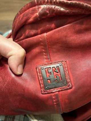 Cazadora de cuero roja