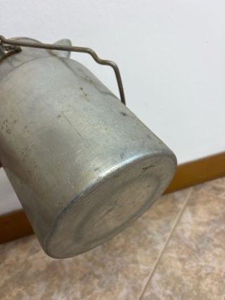 Aceitera antigua de metal