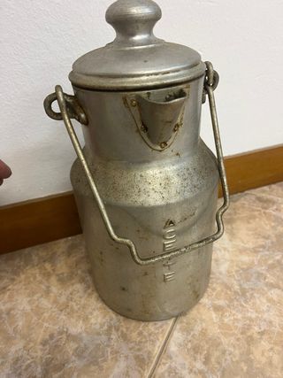 Aceitera antigua de metal