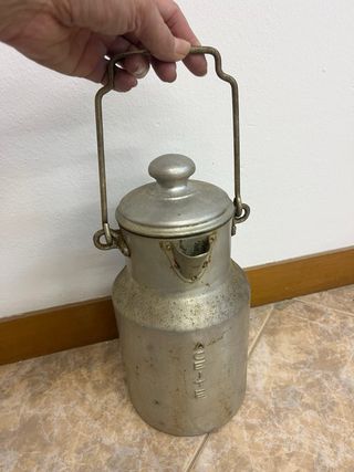 Aceitera antigua de metal