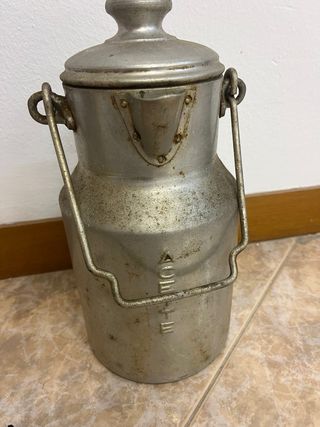 Aceitera antigua de metal