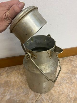 Aceitera antigua de metal