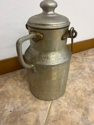 Aceitera antigua de metal