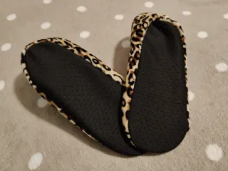 Pantuflas Mujer Leopardo Pompon Gris