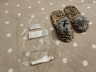 Pantuflas Mujer Leopardo Pompon Gris