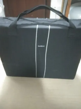 Cuna de viaje plegable con colchón y maleta.