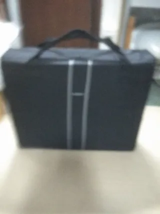 Cuna de viaje plegable con colchón y maleta.