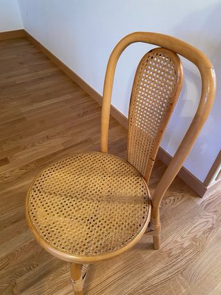 Mesa redonda extensible. 6 sillas de bambu y enea.