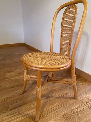 Mesa redonda extensible. 6 sillas de bambu y enea.