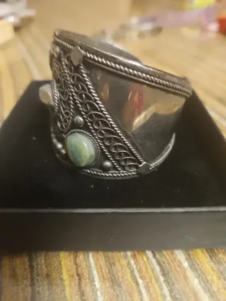 Brazalete vintage con piedras naturales