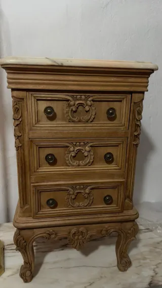 Mesita de Noche Vintage Madera Tallada y Mármol
