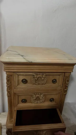 Mesita de Noche Vintage Madera Tallada y Mármol