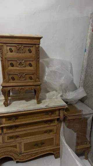 Mesita de Noche Vintage Madera Tallada y Mármol