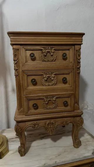 Mesita de Noche Vintage Madera Tallada y Mármol