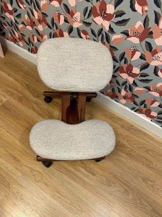 Silla ergonómica beige y madera