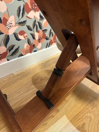 Silla ergonómica beige y madera