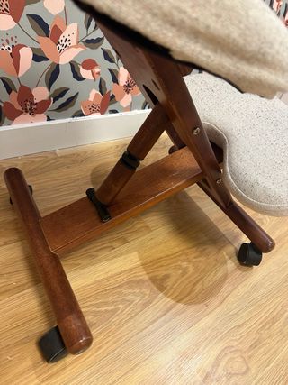 Silla ergonómica beige y madera