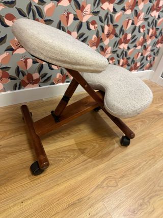 Silla ergonómica beige y madera