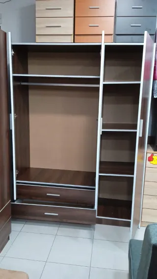 Armario de madera marrón nuevo