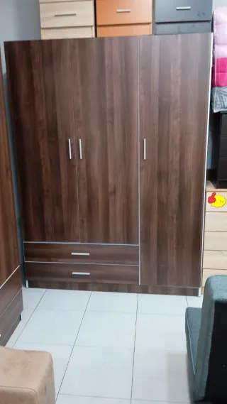 Armario de madera marrón nuevo