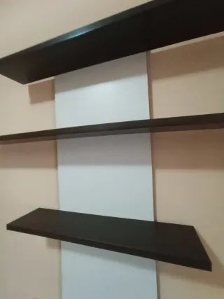 Estantería de madera marrón y blanca