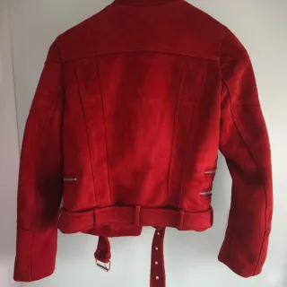 Cazadora Zara Roja efecto ante