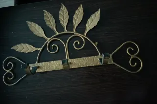 Appendiabiti da parete vintage in ferro battuto dorato