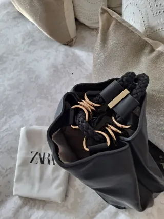 Zara mochila negra