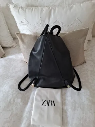 Zara mochila negra
