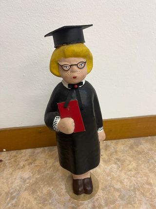 Muñeca cartón graduada