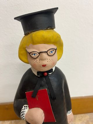 Muñeca cartón graduada