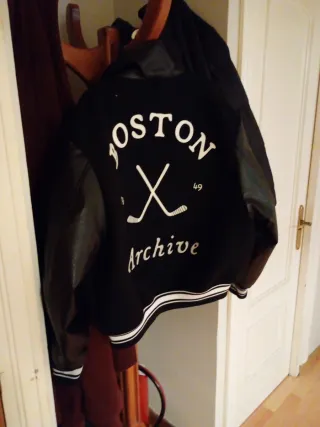 Chaqueta Boston Negra con mangas de cuero