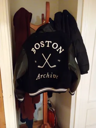 Chaqueta Boston Negra con mangas de cuero