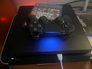 PS4 Negra + 2 Mandos + 2 Juegos