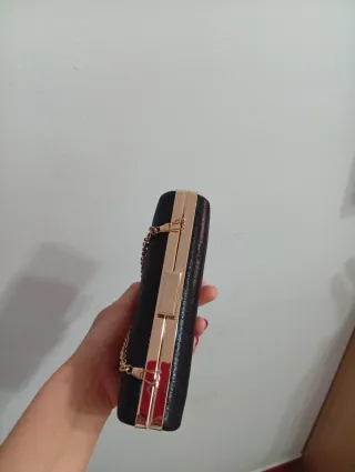 Bolso de fiesta negro con cadena dorada