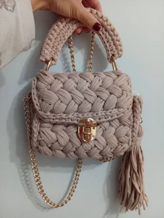 Bolso beige con cadena dorada