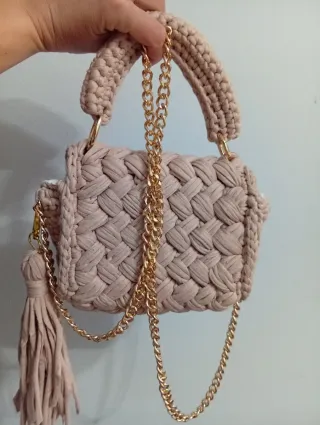 Bolso beige con cadena dorada