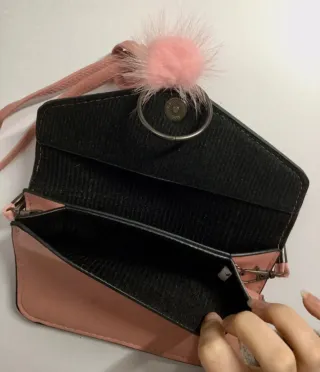 Bolso rosa pastel con pompón