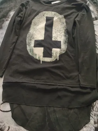 Camisa negra larga cruz invertida