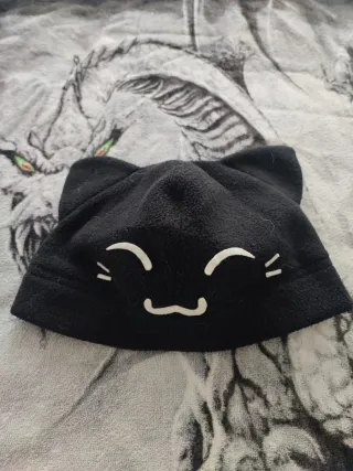 Gorro negro con orejas de gato