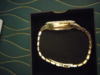 Reloj Dorado con Cristales