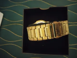 Reloj Dorado con Cristales