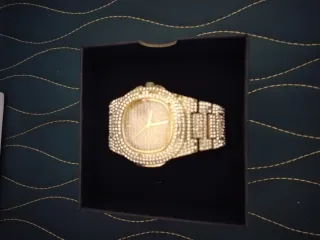 Reloj Dorado con Cristales
