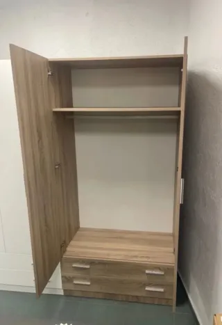 Armarios nuevos de madera